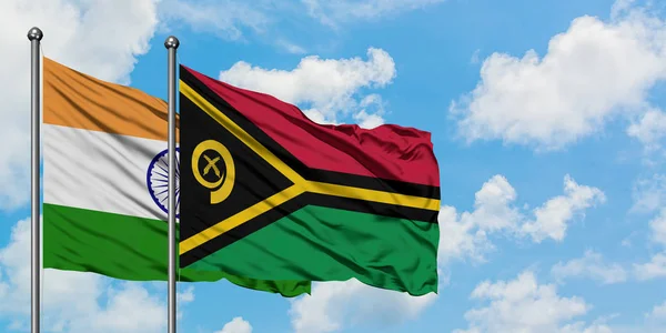 India en Vanuatu vlag zwaaien in de wind tegen witte bewolkte blauwe hemel samen. Diplomatie concept, internationale betrekkingen. — Stockfoto