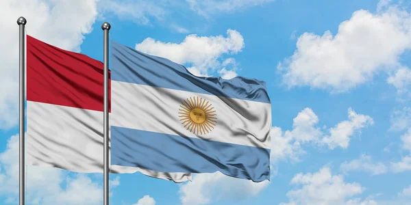 이라크와 아르헨티나 국기가 함께 하얀 흐린 푸른 하늘에 대해 바람에 흔들리고 있습니다. 외교 개념, 국제 관계. — 스톡 사진