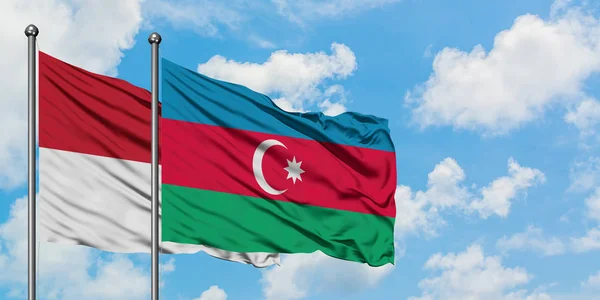 Bandera de Irak y Azerbaiyán ondeando en el viento contra el cielo azul nublado blanco juntos. Concepto diplomático, relaciones internacionales . — Foto de Stock