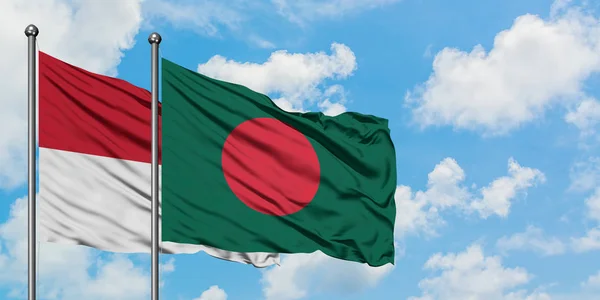 Bandera de Irak y Bangladesh ondeando en el viento contra el cielo azul nublado blanco juntos. Concepto diplomático, relaciones internacionales . — Foto de Stock