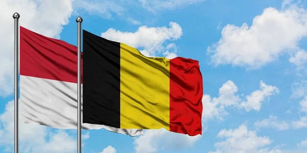 Irak en België vlag zwaaien in de wind tegen witte bewolkte blauwe hemel samen. Diplomatie concept, internationale betrekkingen. — Stockfoto