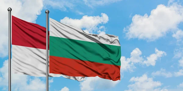 Bandera de Irak y Bulgaria ondeando en el viento contra el cielo azul nublado blanco juntos. Concepto diplomático, relaciones internacionales . — Foto de Stock