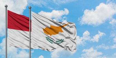 Irak ve Kıbrıs bayrağı birlikte beyaz bulutlu mavi gökyüzüne karşı rüzgarsal sallayarak. Diplomasi kavramı, uluslararası ilişkiler.