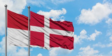 Irak ve Danimarka bayrağı birlikte beyaz bulutlu mavi gökyüzüne karşı rüzgarda sallayarak. Diplomasi kavramı, uluslararası ilişkiler.