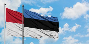 Irak ve Estonya bayrağı birlikte beyaz bulutlu mavi gökyüzüne karşı rüzgarsal sallayarak. Diplomasi kavramı, uluslararası ilişkiler.