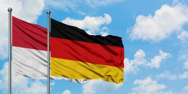 Irak ve Almanya bayrağı birlikte beyaz bulutlu mavi gökyüzüne karşı rüzgarsal sallayarak. Diplomasi kavramı, uluslararası ilişkiler.