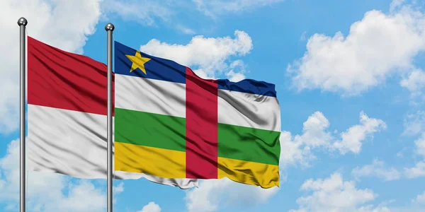 Bandera de Irak y República Centroafricana ondeando en el viento contra el cielo azul nublado blanco juntos. Concepto diplomático, relaciones internacionales . — Foto de Stock