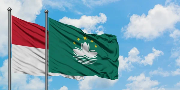 Bandera de Irak y Macao ondeando en el viento contra el cielo azul nublado blanco juntos. Concepto diplomático, relaciones internacionales . — Foto de Stock