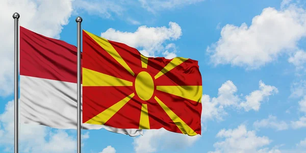 Bandera de Irak y Macedonia ondeando en el viento contra el cielo azul nublado blanco juntos. Concepto diplomático, relaciones internacionales . — Foto de Stock