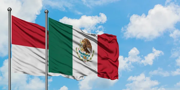 Bandera de Irak y México ondeando en el viento contra el cielo azul nublado blanco juntos. Concepto diplomático, relaciones internacionales . —  Fotos de Stock
