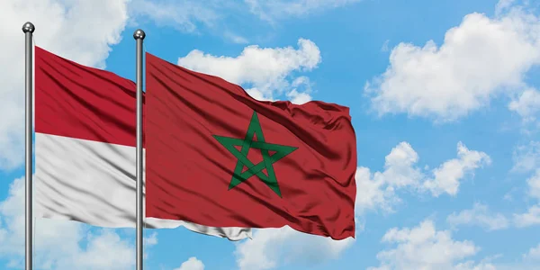 Bandera de Irak y Marruecos ondeando en el viento contra el cielo azul nublado blanco juntos. Concepto diplomático, relaciones internacionales . — Foto de Stock