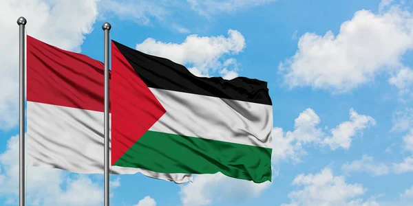 Bandera de Irak y Palestina ondeando en el viento contra el cielo azul nublado blanco juntos. Concepto diplomático, relaciones internacionales . — Foto de Stock