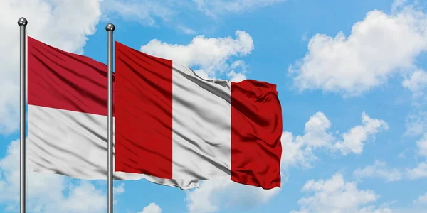 Iraq e Perù sventolano insieme la bandiera contro il bianco cielo azzurro nuvoloso. Concetto di diplomazia, relazioni internazionali . — Foto Stock