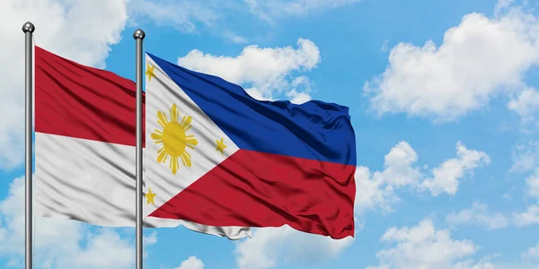伊拉克和菲律宾国旗在风中飘扬，白云蓝天相聚。外交概念、国际关系. — 图库照片