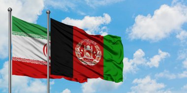 İran ve Afganistan bayrağı birlikte beyaz bulutlu mavi gökyüzüne karşı rüzgarda sallayarak. Diplomasi kavramı, uluslararası ilişkiler.