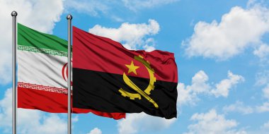 İran ve Angola bayrağı birlikte beyaz bulutlu mavi gökyüzüne karşı rüzgarsal sallayarak. Diplomasi kavramı, uluslararası ilişkiler.