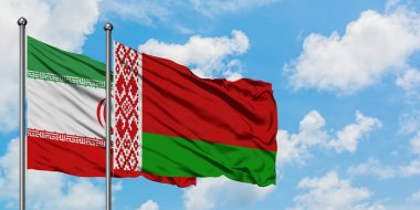 İran ve Beyaz Rusya bayrağı birlikte beyaz bulutlu mavi gökyüzüne karşı rüzgarsal sallayarak. Diplomasi kavramı, uluslararası ilişkiler.