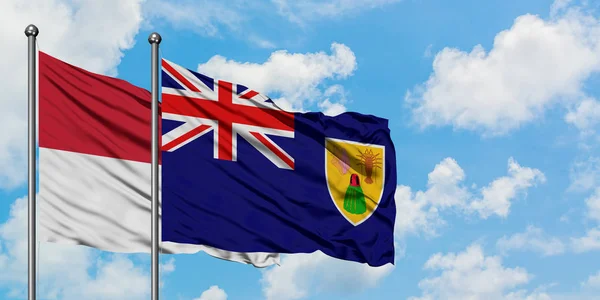 Bandera de Irak y las Islas Turcas y Caicos ondeando en el viento contra el cielo azul nublado blanco juntos. Concepto diplomático, relaciones internacionales . — Foto de Stock