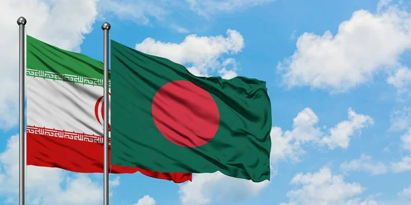 Bandera de Irán y Bangladesh ondeando en el viento contra el cielo azul nublado blanco juntos. Concepto diplomático, relaciones internacionales . — Foto de Stock