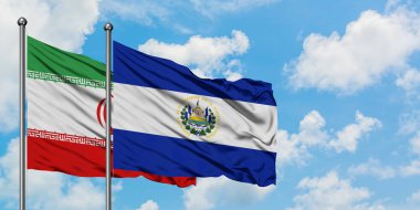 İran ve El Salvador bayrağı birlikte beyaz bulutlu mavi gökyüzüne karşı rüzgarda sallayarak. Diplomasi kavramı, uluslararası ilişkiler.