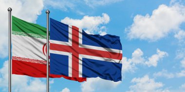 İran ve İzlanda bayrağı birlikte beyaz bulutlu mavi gökyüzüne karşı rüzgarsal sallayarak. Diplomasi kavramı, uluslararası ilişkiler.