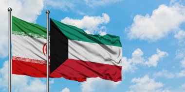 İran ve Kuveyt bayrağı birlikte beyaz bulutlu mavi gökyüzüne karşı rüzgarsal sallayarak. Diplomasi kavramı, uluslararası ilişkiler.