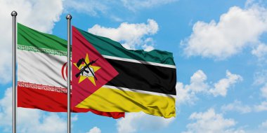 İran ve Mozambik bayrağı birlikte beyaz bulutlu mavi gökyüzüne karşı rüzgarsal sallayarak. Diplomasi kavramı, uluslararası ilişkiler.