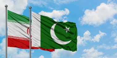 İran ve Pakistan bayrağı birlikte beyaz bulutlu mavi gökyüzüne karşı rüzgarsal sallayarak. Diplomasi kavramı, uluslararası ilişkiler.