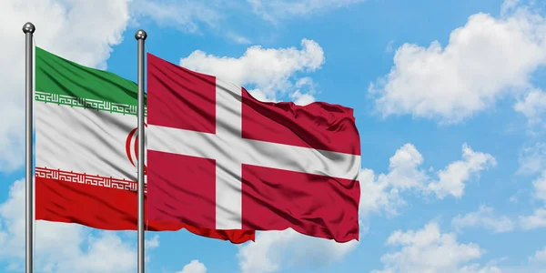 Іран і Данія прапор розмахуючи в вітру проти білого хмарного синього неба разом. Концепція дипломатії, міжнародні відносини. — стокове фото