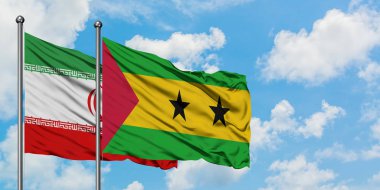 İran ve Sao Tome ve Principe bayrağı birlikte beyaz bulutlu mavi gökyüzüne karşı rüzgarda sallayarak. Diplomasi kavramı, uluslararası ilişkiler.