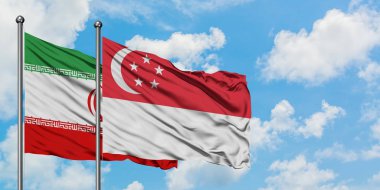 İran ve Singapur bayrağı birlikte beyaz bulutlu mavi gökyüzüne karşı rüzgarsal sallayarak. Diplomasi kavramı, uluslararası ilişkiler.