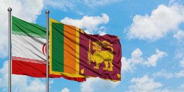 İran ve Sri Lanka bayrağı birlikte beyaz bulutlu mavi gökyüzüne karşı rüzgarda sallayarak. Diplomasi kavramı, uluslararası ilişkiler.
