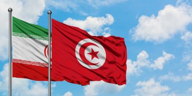 İran ve Tunus bayrağı birlikte beyaz bulutlu mavi gökyüzüne karşı rüzgarsal sallayarak. Diplomasi kavramı, uluslararası ilişkiler.