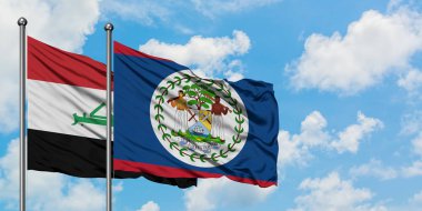 Irak ve Belize bayrağı havada havada sallayarak beyaz bulutlu mavi gökyüzüne karşı birlikte. Diplomasi kavramı, uluslararası ilişkiler.