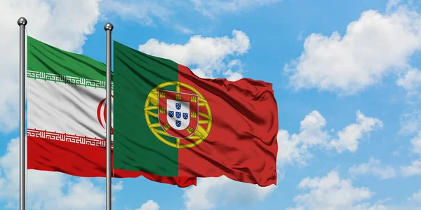 Iran e Portogallo sventolano insieme la bandiera contro il bianco cielo blu nuvoloso. Concetto di diplomazia, relazioni internazionali . — Foto Stock
