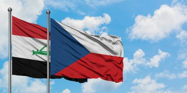 Irak ve Çek Cumhuriyeti bayrağı birlikte beyaz bulutlu mavi gökyüzüne karşı rüzgarda sallayarak. Diplomasi kavramı, uluslararası ilişkiler.