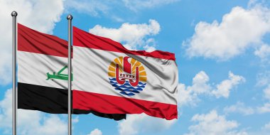 Irak ve Fransız Polinezyası bayrağı birlikte beyaz bulutlu mavi gökyüzüne karşı rüzgarda sallayarak. Diplomasi kavramı, uluslararası ilişkiler.
