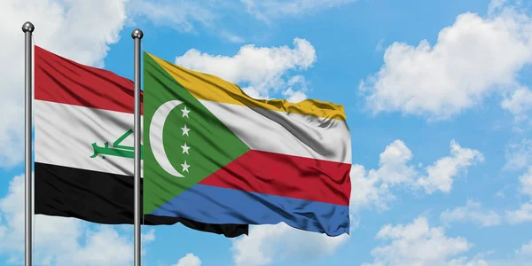 Bandera de Irak y Comoras ondeando en el viento contra el cielo azul nublado blanco juntos. Concepto diplomático, relaciones internacionales . — Foto de Stock