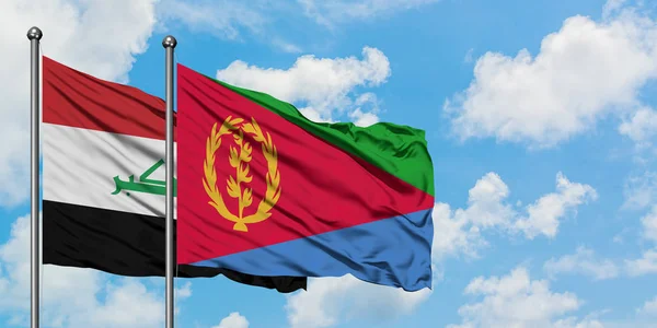 Bandera de Irak y Eritrea ondeando en el viento contra el cielo azul nublado blanco juntos. Concepto diplomático, relaciones internacionales . — Foto de Stock