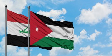 Irak ve Ürdün bayrağı birlikte beyaz bulutlu mavi gökyüzüne karşı rüzgarsal sallayarak. Diplomasi kavramı, uluslararası ilişkiler.