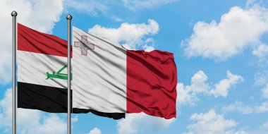 Irak ve Malta bayrağı birlikte beyaz bulutlu mavi gökyüzüne karşı rüzgarda sallayarak. Diplomasi kavramı, uluslararası ilişkiler.