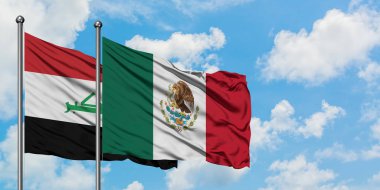 Irak ve Meksika bayrağı birlikte beyaz bulutlu mavi gökyüzüne karşı rüzgarda sallayarak. Diplomasi kavramı, uluslararası ilişkiler.