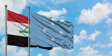 Irak ve Mikronezya bayrağı birlikte beyaz bulutlu mavi gökyüzüne karşı rüzgarda sallayarak. Diplomasi kavramı, uluslararası ilişkiler.