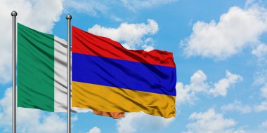 İrlanda ve Ermenistan bayrağı birlikte beyaz bulutlu mavi gökyüzüne karşı rüzgarsal sallayarak. Diplomasi kavramı, uluslararası ilişkiler.