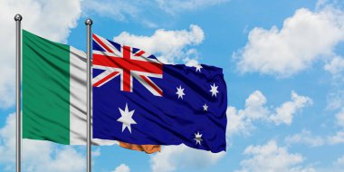 İrlanda ve Avustralya bayrağı birlikte beyaz bulutlu mavi gökyüzüne karşı rüzgarda sallayarak. Diplomasi kavramı, uluslararası ilişkiler.