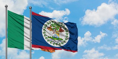 İrlanda ve Belize bayrağı birlikte beyaz bulutlu mavi gökyüzüne karşı rüzgarda sallayarak. Diplomasi kavramı, uluslararası ilişkiler.