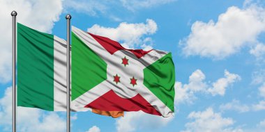 İrlanda ve Burundi bayrağı birlikte beyaz bulutlu mavi gökyüzüne karşı rüzgarda sallayarak. Diplomasi kavramı, uluslararası ilişkiler.