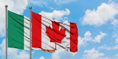 İrlanda ve Kanada bayrağı birlikte beyaz bulutlu mavi gökyüzüne karşı rüzgarda sallayarak. Diplomasi kavramı, uluslararası ilişkiler.