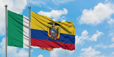 İrlanda ve Ekvador bayrağı birlikte beyaz bulutlu mavi gökyüzüne karşı rüzgarda sallayarak. Diplomasi kavramı, uluslararası ilişkiler.