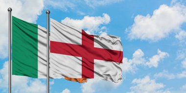 İrlanda ve İngiltere bayrağı birlikte beyaz bulutlu mavi gökyüzüne karşı rüzgarda sallayarak. Diplomasi kavramı, uluslararası ilişkiler.